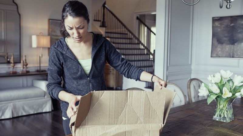 cliente recibiendo un embalaje dañado