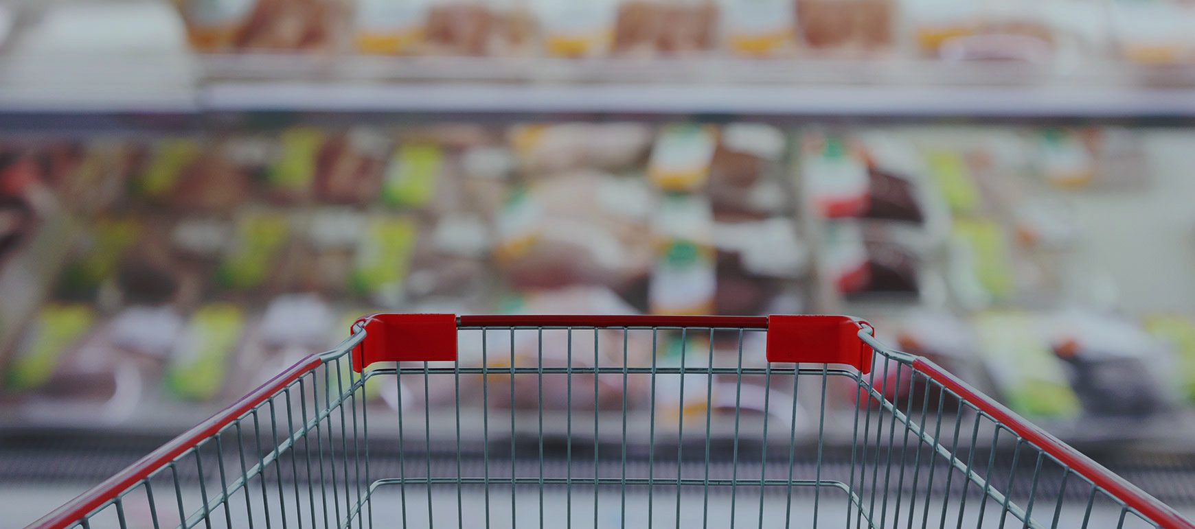 donna che acquista carne in imballaggio case ready al supermercato