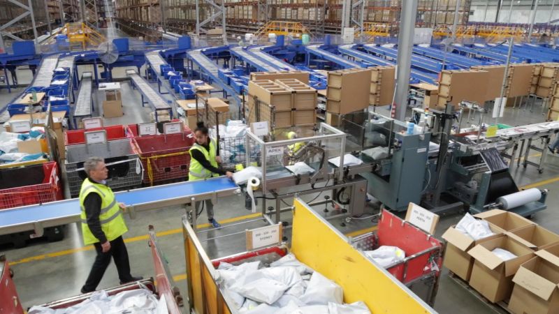 La domanda dell’e-commerce obbliga i produttori ad abbandonare i pallet e a far fronte alle sfide della consegna in pacchi singoli